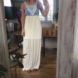 Beach babe in beige maxi dress!